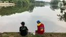 Warga beraktivitas di sekitar Setu Cibinong, Jawa Barat, Kamis (11/6/2020). Meskipun spanduk larangan penutupan telah dipasang, namun sebagian warga tetap nekat beraktivitas di kawasan tersebut untuk memancing ikan atau berekreasi. (Liputan6.com/Immanuel Antonius)