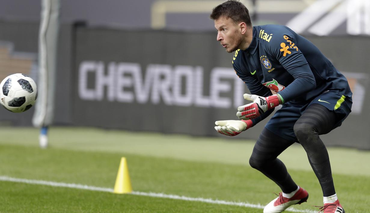Kiper Brasil, Neto, menangkap bola saat latihan jelang laga persahabatan di Berlin, Jerman, Selasa, (27/3/2018). Brasil akan berhadapan dengan Jerman. (AP/Michael Sohn)