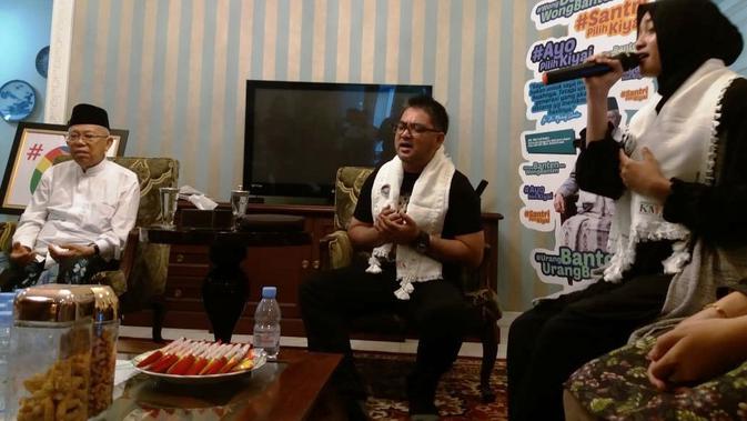 Musikus nasyid Veve Zulfikar bersama sang ayah, Zulfikar, di kediaman calon Wakil Presiden Ma’ruf Amin. (Merdeka.com/Yunita Amalia)