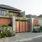 7 Inspirasi Rumah dengan Pagar Warna Terracotta yang Terlihat Hangat dan Elegan