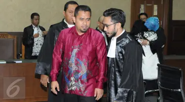 Kakak Saipul Jamil, Samsul Hidayatullah berdiskusi dengan kuasa hukum usai pembacaan vonis di Pengadilan Tipikor Jakarta, Senin (21/11). Majelis Hakim menjatuhkan vonis 2 tahun pidana penjara terhadap Samsul Hidayatullah. (Liputan6.co/Helmi Afandi)