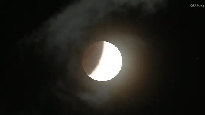 [Bintang] Netizen Ramai-ramai Pamer Foto Planet Mars yang Terlihat Saat Gerhana Bulan Terlama