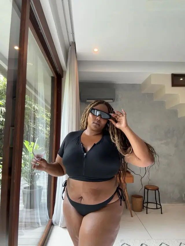 Lizzo sedang liburan di Bali (https://www.instagram.com/p/C_ELsVfh7K3/?img_index=1)