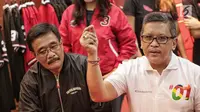 Sekretaris TKN Jokowi-Ma'ruf, Hasto Kristiyanto dan politikus PDIP Djarot Saiful Hidayat memberi keterangan saat jumpa pers, Jakarta, Selasa (29/1).Tim Nasional pasangan Jokowi-Ma'ruf memberi apresiasi kepada Liliyana Natsir. (Liputan6.com/Faizal Fanani)