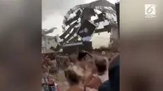 Sebuah konser yang diselenggarakan di luar ruangan berubah menjadi petaka. Salah satu DJ yang mengisi acara tewas akibat luka di kepala.