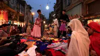 Sejumlah warga memilih pakaian untuk kebutuhan menyambut bulan Ramadan, di sebuah pasar di Rawalpindi, Pakistan, Rabu (1/6/2016). (REUTERS/Faisal Mahmood)