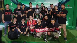 Fans foto bersama trofi Liga Champions dalam acara bertajuk Meet The UEFA Champion League Trophy and Legends di MGP Space SCBD, Jakarta, Sabtu (27/4/2024). (Bola.com/M iqbal Ichsan)