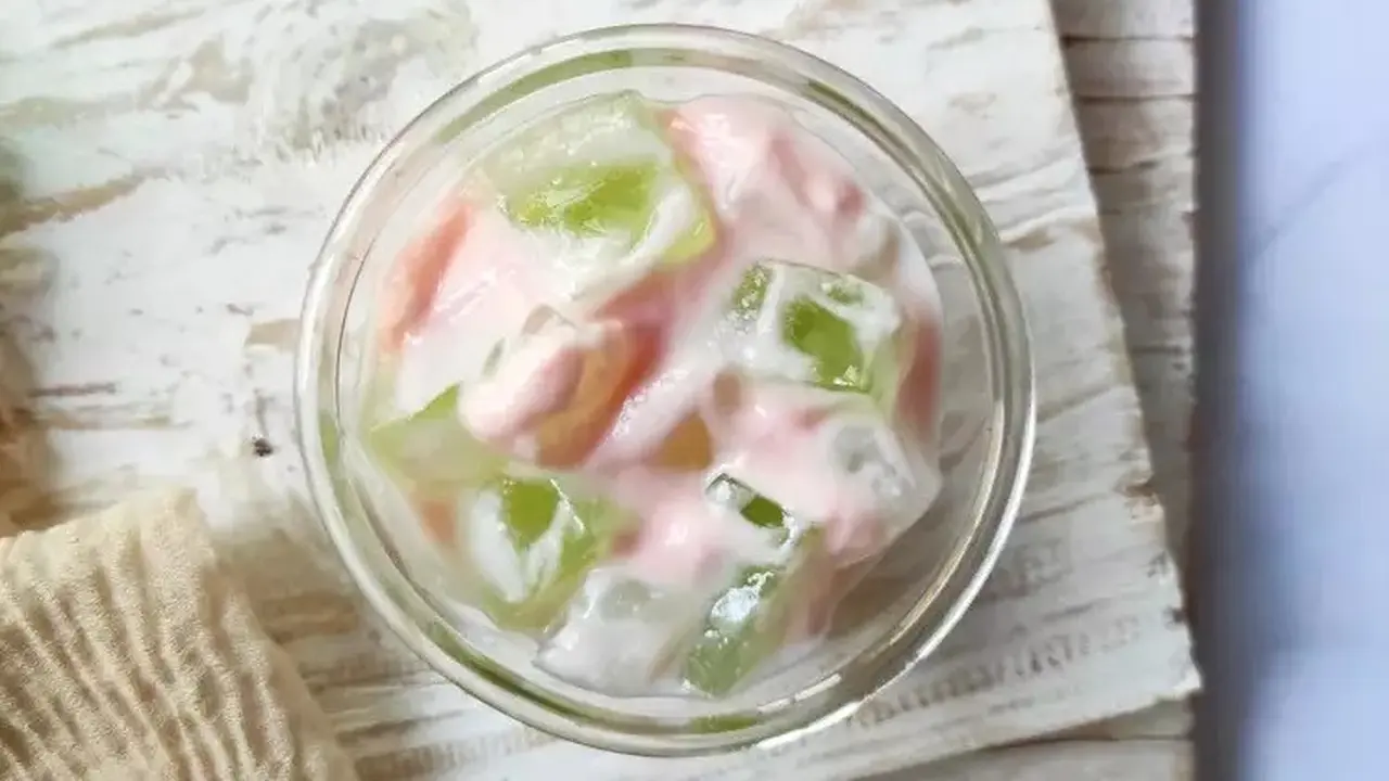 Resep salad jelly yoghurt yang segar disajikan saat Lebaran Idul Fitri. (dok. Cookpad @danisa_kitchen)