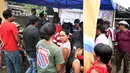 Warga pengungsi Gunung Agung mengantre untuk memeriksa kesehatan di Posko Pengungsi Rendang, Bali, Sabtu (2/12). Keberadaan pos kesehatan tersebut dimanfaatkan warga untuk mengecek kesehatan. (Liputan6.com/Immanuel Antonius)