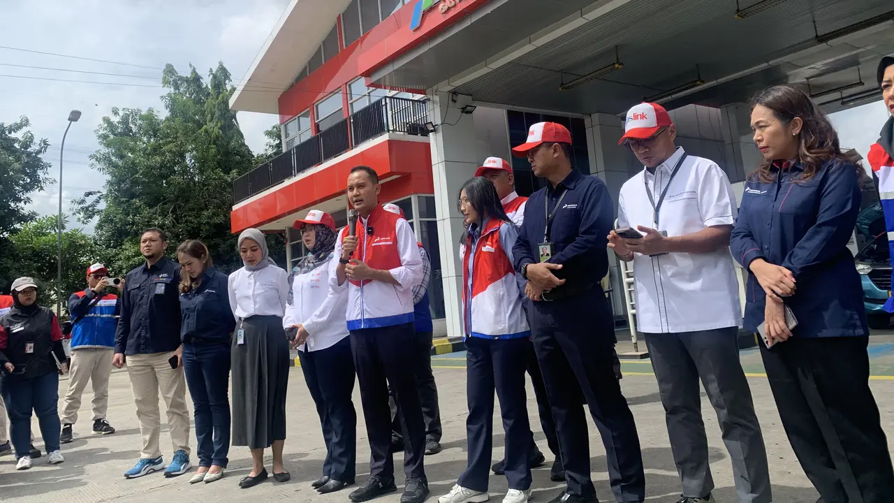 Vice President Corporate Communication Pertamina, Fadjar Djoko Santoso dalam konferensi pers di SPBE Pondok Ungu, Bekasi, Jawa Barat, Kamis (19/12/2024). (Liputan6.com/Tasha)