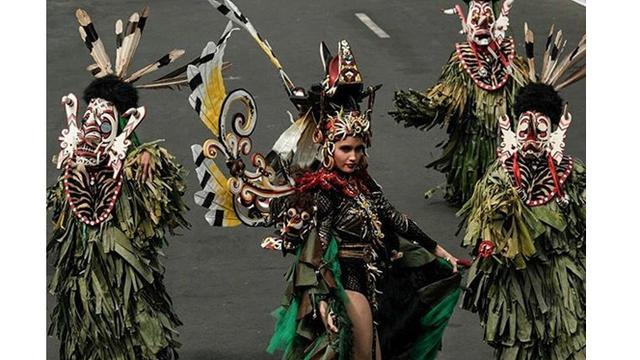 7 Potret Penampilan Cinta Laura di Jember Fashion Carnaval 2019, Tampil Memukau