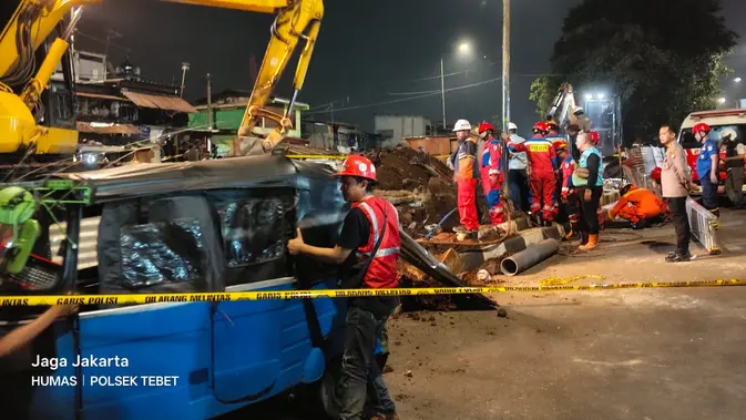 Evakuasi Dramatis Bocah Terjebak di Lubang Proyek Tebet