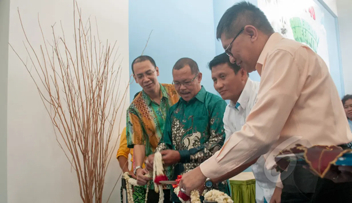 Kepala Divisi Umum PLN Danni Irawan (ketiga dari kanan), meresmikan pembukaan teater 4 Dimensi yang bertempat di Museum Listrik dan Energi Baru, Taman Mini Indonesia Indah (TMII), Jakarta, Selasa (24/2). (Liputan6.com/Yoppy Renato)