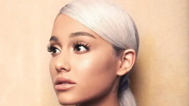 Ariana Grande pakai karya Rinaldy Yunardi (Hak Cipta: Credit: via instagram.com/arianagrande/ssm)