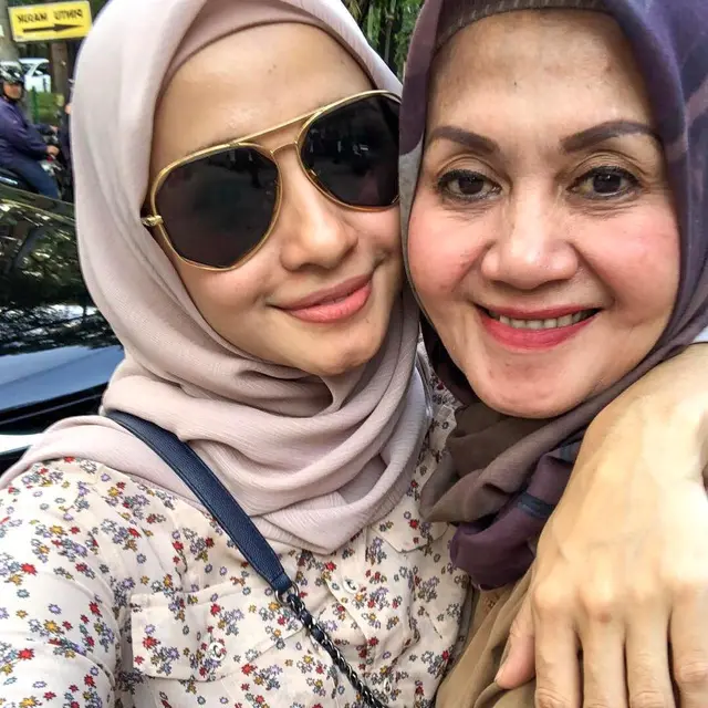 6 Potret Kebersamaan Laudya Cynthia Bella dan Ibunda, Penuh Kehangatan