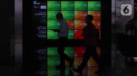 Pekerja melintas di depan layar Indeks Harga Saham Gabungan (IHSG) di BEI, Jakarta, Senin (3/1/2022). Pada pembukan perdagagangan bursa saham 2022 Indeks Harga Saham Gabungan (IHSG) langsung menguat 7,0 poin atau 0,11% di level Rp6.588,57. (Liputan6.com/Angga Yuniar)