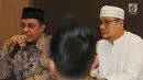 Ketum GNPF-Ulama, Yusuf Muhammad Martak (kiri) dan Anggota GNPF ustad Edy Mulyana memberikan keterangan menepis isu kepemilikan saham Lapindo di Jakarta, Senin (24/9). (Merdeka.com/Dwi Narwoko)