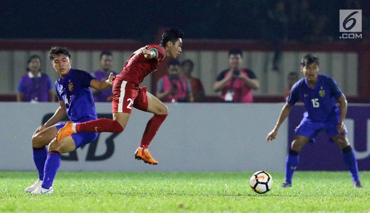Pemain tengah Timnas Indonesia U-23, Septian David Maulana (tengah) melompat menghindari kawalan pemain Thailand U-23 pada laga persahabatan di Stadion PTIK, Jakarta, Kamis (31/5). Indonesia U-23 kalah 1-2. (Liputan6.com/Helmi Fithriansyah)