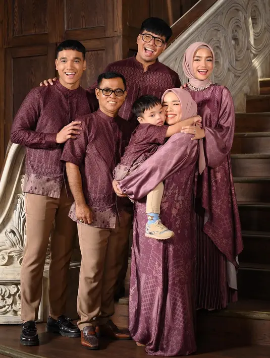Berpose dalam beberapa arahan gaya tampak keluarga Haji Faisal ini memakai busana berwarna maroon.