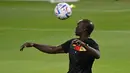 Penyerang Kamerun #10 Vincent Aboubakar ikut serta dalam sesi latihan jelang menghadapi Timnas Brasil pada matchday 3 Grup G Piala Dunia 2022, di Al Sailiya SC di Doha, Kamis (1/12/2022). Bagi Kamerun, ini adalah laga hidup-mati yang akan menentukan lolos atau tidaknya mereka ke babak 16 besar. (ISSOUF SANOGO / AFP)