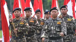 Peserta Kemah Pemuda Indonesia membawa bendera merah putih saat apel di Cibubur, Jakarta, Jumat (27/10). Menyambut peringatan Sumpah Pemuda, acara dibuka dengan apel 1.000 Pemuda Indonesia, dan dilanjutkan dengan Kirab Satu Negeri. (Liputan6.com/Ipung)