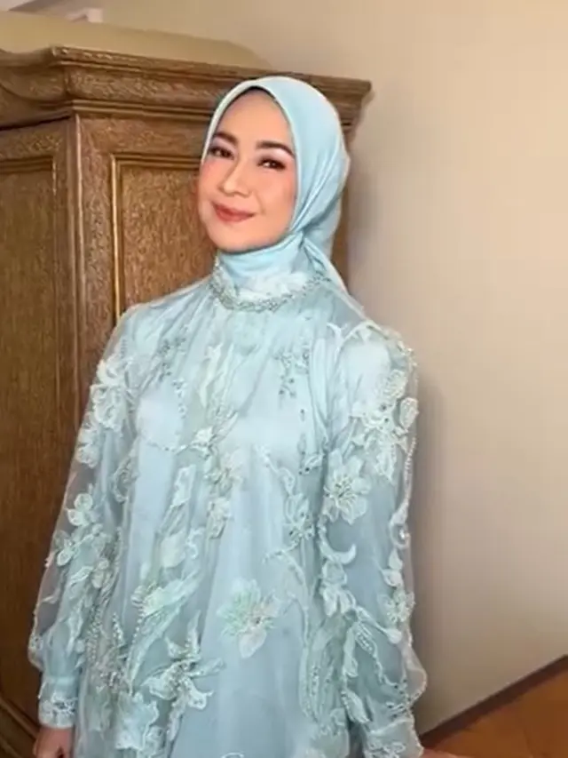 6 Potret Detail Outfit Brokat Alya Rohali di Pengajian dan Siraman Sang Putri