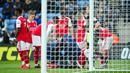 Pemain Arsenal Gabriel Martinelli (di lapangan) dikelilingi oleh rekan satu timnya setelah melukai dirinya sendiri saat mencetak gol ke gawang Leicester City pada pertandingan sepak bola Liga Inggris di The King Power Stadium, Leicester, Inggris, 25 Februari 2023. Arsenal mengalahkan Leicester City dengan skor 1-0. (AP Photo/Jon Super)