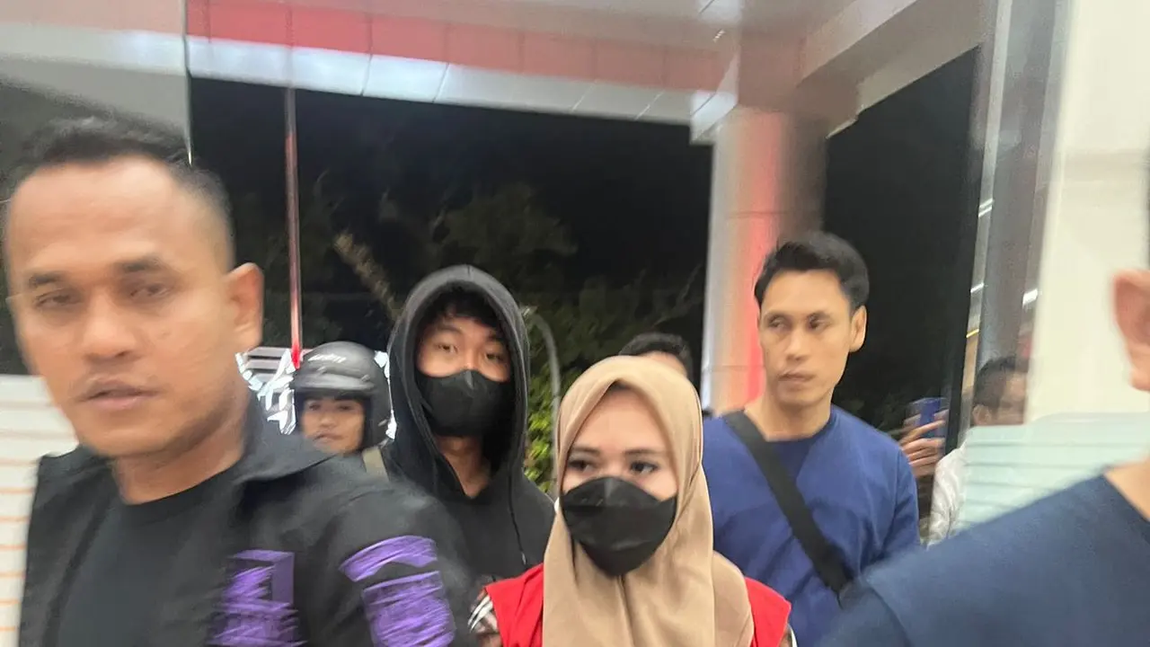 Ridhana R, tersangka dugaan korupsi pembangunan Gedung Perpustakaan Kota Makassar ditangkap sedang bersembunyi di plafon rumah tunangannya. (Liputan6.com/Eka Hakim)