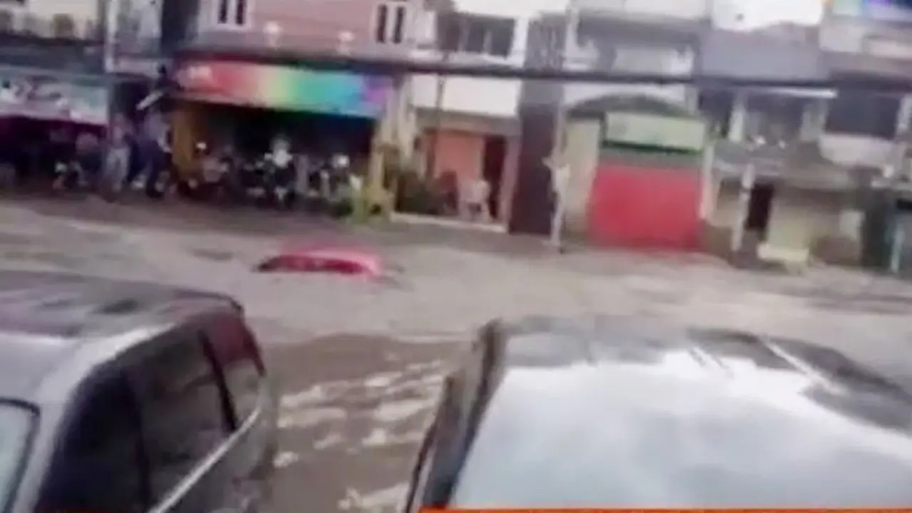 Mobil Terseret Banjir Bandung hingga Koleksi Gaun Seksi dan Mewah