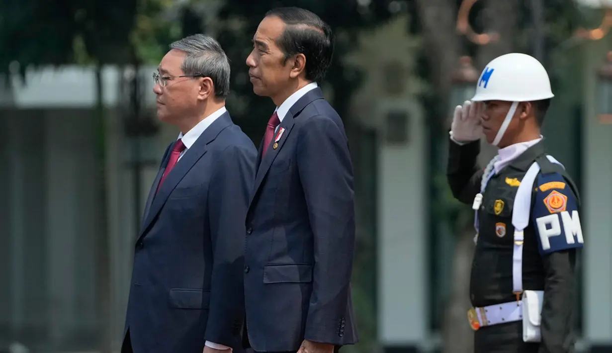 Dalam pertemuan ini, Jokowi didampingi Menlu Retno Marsudi, Menteri Investasi/BKPN Bahlil Lahadalia, Menko Perekonomian Airlangga Hartarto, hingga Menko Marves Luhut Binsar Pandjaitan. (AP Photo/Achmad Ibrahim)