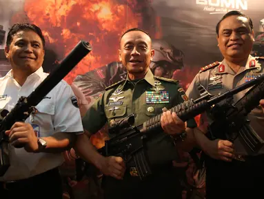 Direktur Utama PT Pindad Abraham Mose, KSAD Jenderal TNI Mulyono, Wakapolri Komjen Syafruddin memamerkan senjata dalam acara pemberian hadiah lomba tembak AARM-27/2017 dan AASAM 17 di Jakarta, Rabu (27/12). (Liputan6.com/Johan Tallo)