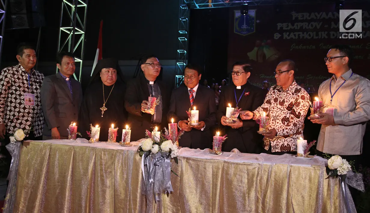 Para pendeta ketika melakukan doa penutup dan berkat pada perayaan Natal bersama Pemprov dan masyarakat Kristen dan Katholik DKI Jakarta di Kemayoran, Jakarta, Sabtu (13/1). (Liputan6.com/Herman Zakharia)