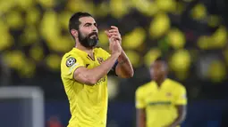 Pemain terbaik Villarreal saat melawan Bayern Munchen adalah Raul Albiol. Ia tampil solid sebagai bek tengah dengan berhasil menahan imbang 1-1 pasukan tuan rumah. Skor imbang tersebut cukup untuk mengungguli agregat DIe Roten menjadi 2-1. (AFP/Christof Stache)