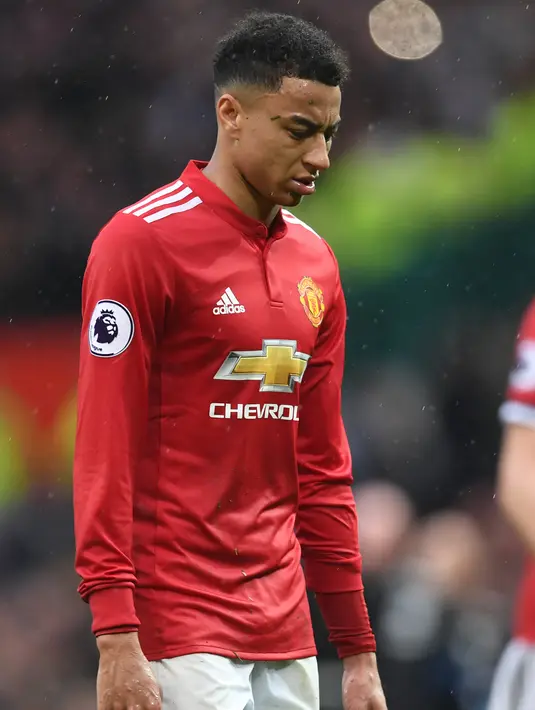 Penyerang Manchester United, Jesse Lingard tertunduk lesu usai pertandingan melawan West Bromwich Albion pada lanjutan Liga Inggris di Old Trafford, Inggris (15/4). MU kalah 0-1 atas West Bromwich Albion. (AFP Photo/Paul Ellis)