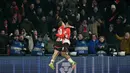 Pemain PSV, Ryan Flamingo (kanan) merayakan gol ke gawang Juventus bersama rekannya dalam laga leg 2 babak play off Liga Champions 2024/2025 di Philips Stadion, Eindhoven, Belanda, Rabu (19/02/2025) waktu setempat. (AFP/Nicolas Tucat)