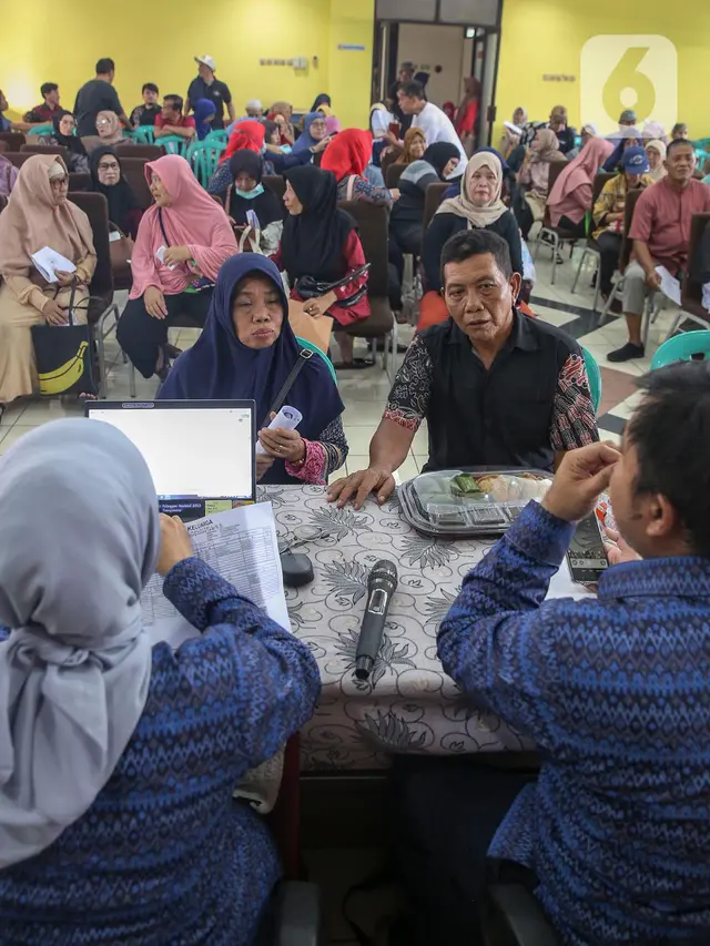 Warga Lansia Serbu Kantor Kelurahan Petukangan Utara Jakarta Selatan untuk Daftar Kartu Layanan Gratis