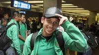 Gelandang Timnas Indonesia U-19, Egy Maulana Vikri, merapihkan topi saat tiba di Bandara Soetta, Tangerang, Rabu (20/9/2017). Timnas U-19 kembali ke tanah air setelah berhasil meraih peringkat ketiga Piala AFF U-18. (Bola.com/Vitalis Yogi Trisna)