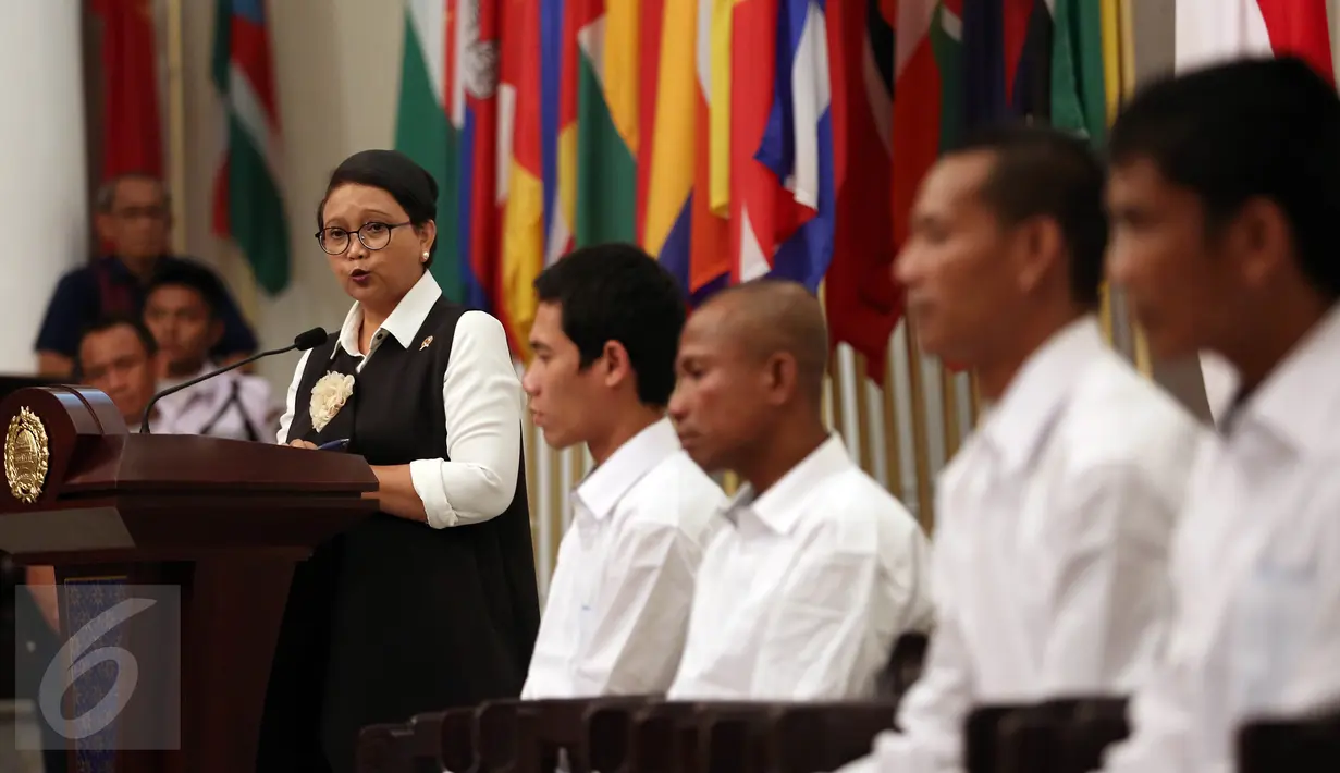 Menlu, Retno Marsudi bersama empat korban WNI yang di sandera perompak Somalia saat serah terima korban sandera Perompak kepada keluarga di Kemenlu, Jakarta, Senin (31/10).  (Liputan6.com/Johan Tallo)