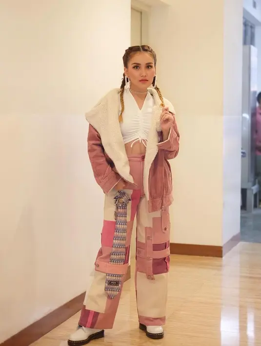 Pengumuman ini terlihat dari unggahan Instagram akun TC Candler yang memajang foto Ayu Ting Ting. (Foto: Instagram/ ayu Ting Ting)