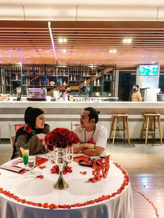 Lahirkan Anak Pertama, Ini 7 Potret Perjalanan Kehamilan Istri Komo Ricky