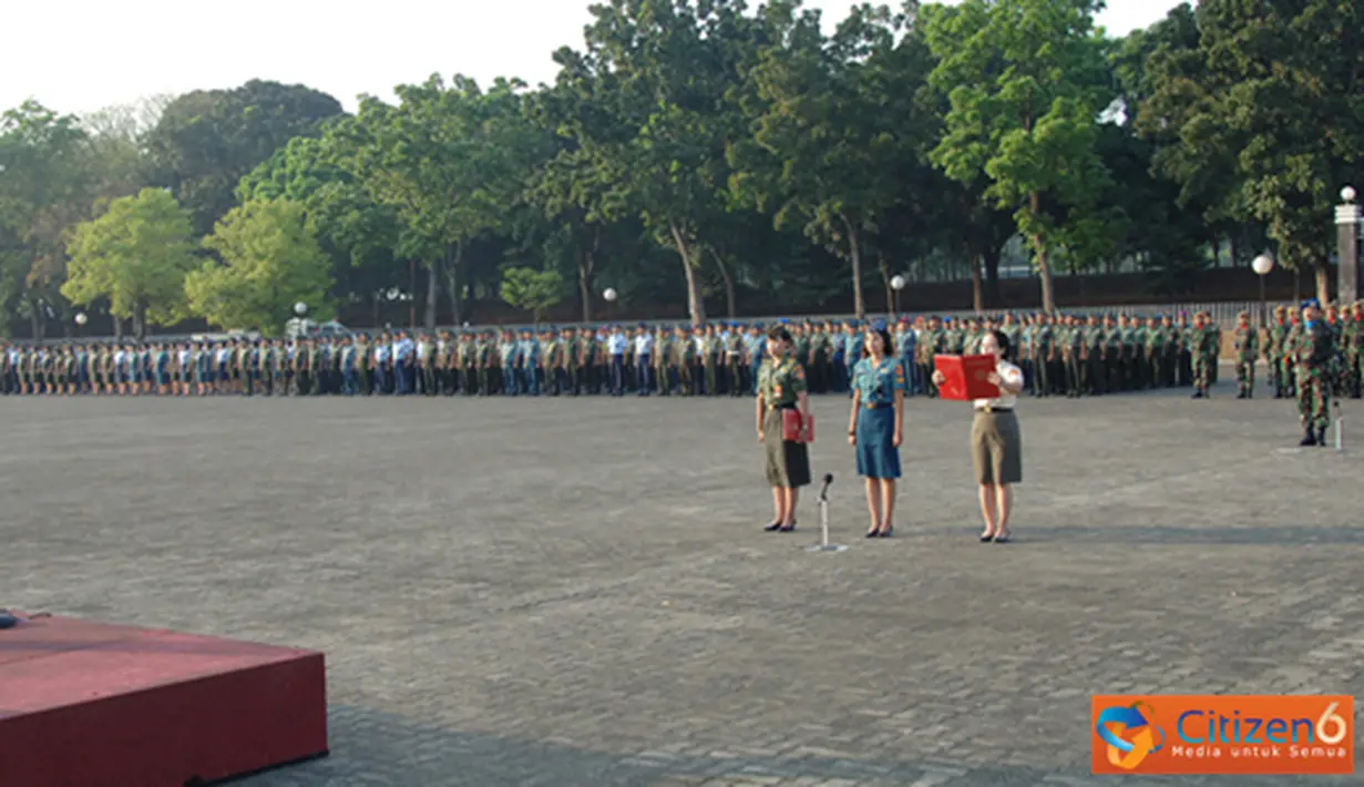 Citizen6, Cilangkap: Panglima TNI Laksamana TNI Agus Suhartono, memberikan amanat yang dibacakan oleh Kapuskes TNI Marsda TNI Dr. Maryunani, selaku Irup di Lapangan Upacara Mabes TNI, Cilangkap, Jakarta. (Pengirim: Badarudin Bakri)