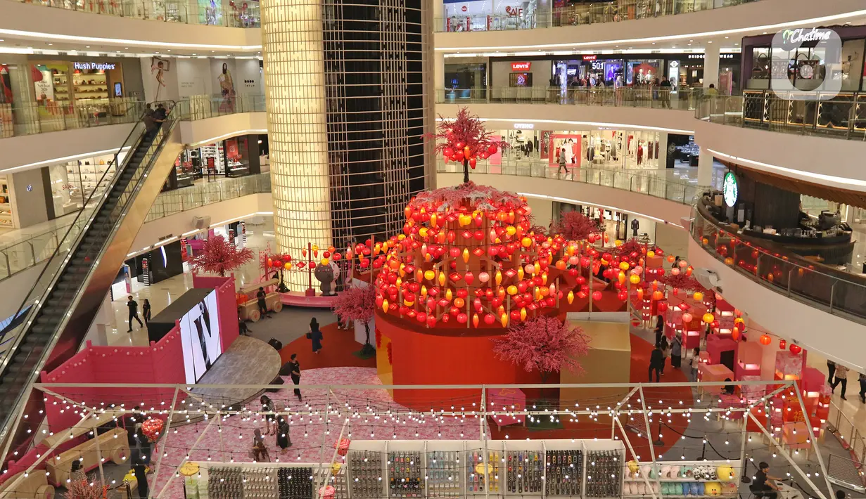 Pengunjung melihat instalasi spring lights di Atrium Senayan City, Jakarta, Rabu (22/1/2020). Jelang Tahun Baru Imlek, Senayan City menghadirkan instalasi Mega Brown setinggi 2,5 meter dan Pop Up Shop terbesar yang bisa dinikmati mulai 17 Januari sampai 9 Februari 2020.(Liputan6.com/Herman Zakharia)