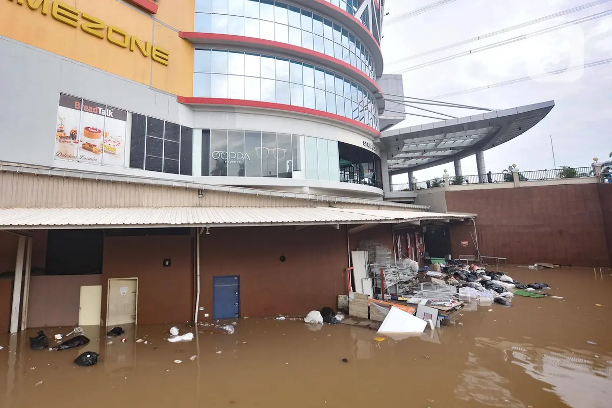 Banjir Jakarta Lumpuhkan Mall Cipinang Indah