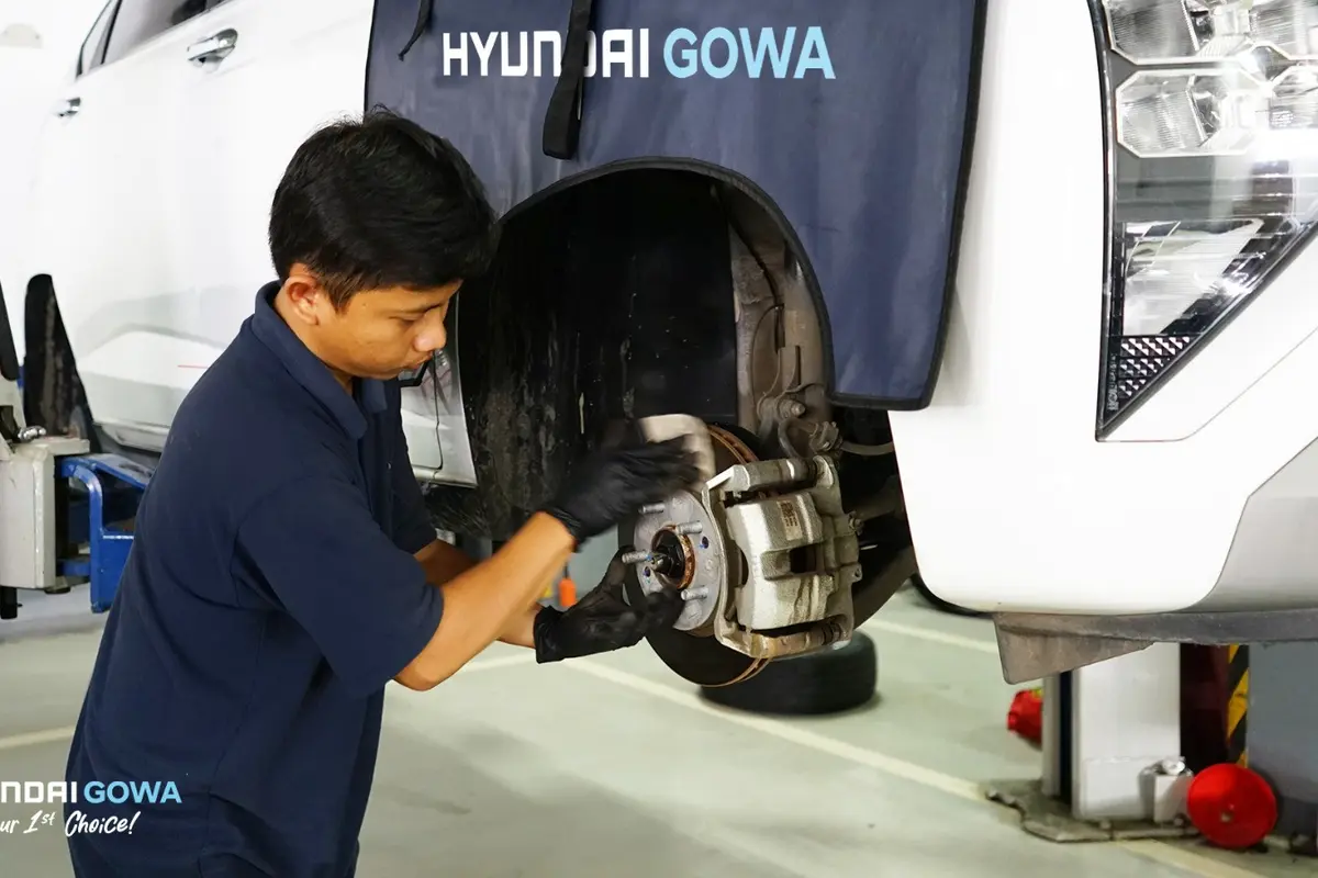 Mengecek pengereman mobil