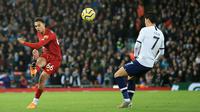 Bek kanan Liverpool Trent Alexander-Arnold menendang bola saat pemain Tottenham Hotspur, Son Heung-min berusaha menghalau tendangannya pada pekan ke-10 Liga Inggris musim 2019/20 di Anfield, Minggu (27/10/2019). Tertinggal di babak pertama, Liverpool menang 2-1. (AP/Jon Super)