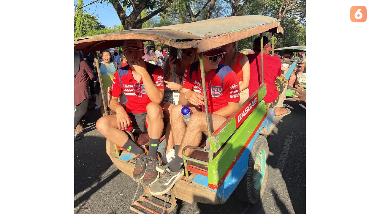 Foto: Momen Keseruan Parade Pembalap MXGP Menaiki Andong Jelang Ajang MXGP Sumbawa 2023 di Sirkuit Samota