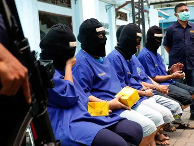 Tersangka dihadirkan saat pemusnahan barang bukti narkotik jenis sabu sebanyak 5,3 kilogram, Jakarta, Selasa (13/10/2015). Pemusnahan ini digelar di lapangan parkir menggunakan mesin incinerator. (Liputan6.com/Yoppy Renato)
