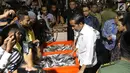 Presiden Joko Widodo berbelanja usai meresmikan Pasar Ikan Modern Muara Baru di Jakarta, Rabu (13/3). PIM Muara Baru yang menelan anggaran Rp150,68 miliar mengusung konsep pasar ikan yang higienis dan modern. (Liputan6.com/Angga Yuniar)