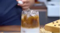 Sudah kekinian, rasanya nikmat pula. Es kopi gula aren ini patut dicoba dibuat sendiri. (dok. Masak.tv/Dinny Mutiah)