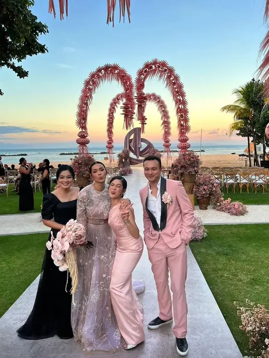 Terbuat dari bahan satin yang tipis, Sapto menamai gaun milik Dian Sastro ini Assymetric Ruched Dress, karena detail bahunya yang asimetris dan membuat Dian Sastro terlihat semakin anggun ketika mengenakannya. Foto: Instagram.